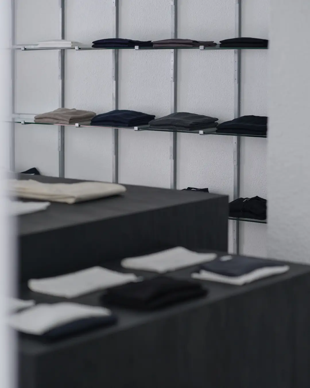 RETOUCH AOYAMA Flagship Store 店内（ニットの棚とディスプレイ台）