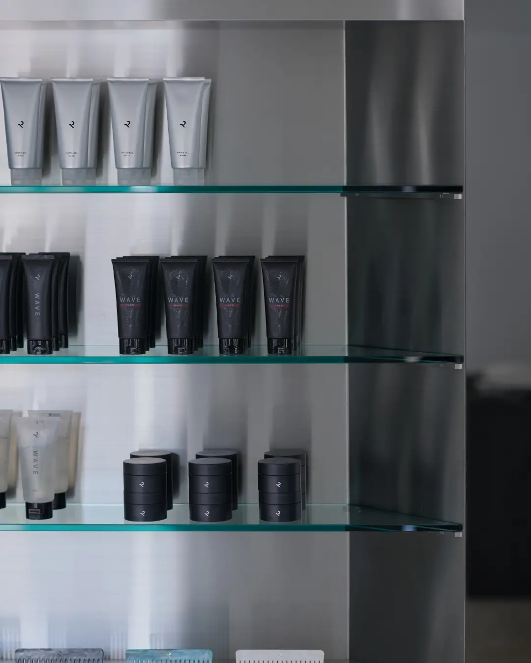 RETOUCH AOYAMA Flagship Store 店内（ヘアケア・スタイリング剤の棚）